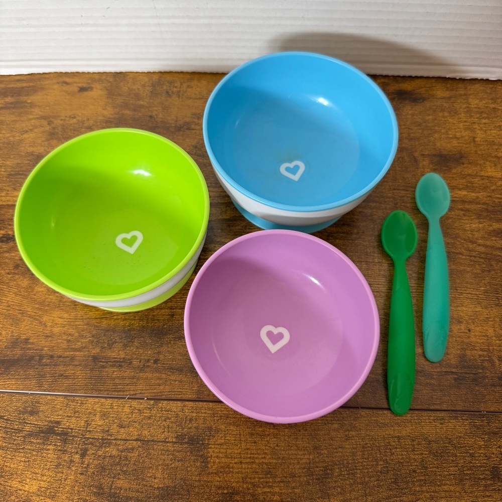 Munchkin Stay Put Suction Bowl Baby Toddler Lot Of 3 Size‎ Bowls & 2 Color Spoon